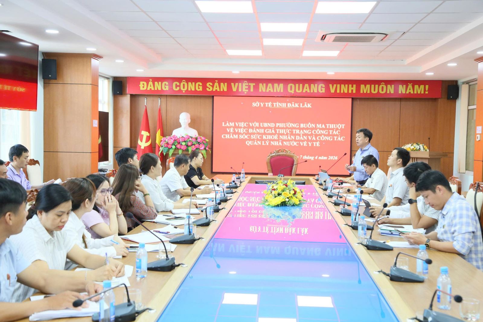 Ông Huỳnh Lê Xuân Bích - Phó Giám đốc Sở Y tế, Trưởng đoàn công tác phát biểu tại buổi làm việc với UBND phường Buôn Ma Thuột.