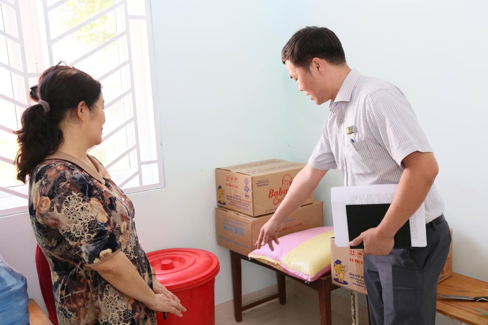 Ông Trần Quang Hưng- Phó Trưởng phòng ATTP Sở Y tế, thành viên Đoàn công tác hướng dẫn cách bảo quản nguyên liệu tại bếp ăn Trường mầm non Cư Êbur (phường Buôn Ma Thuột)