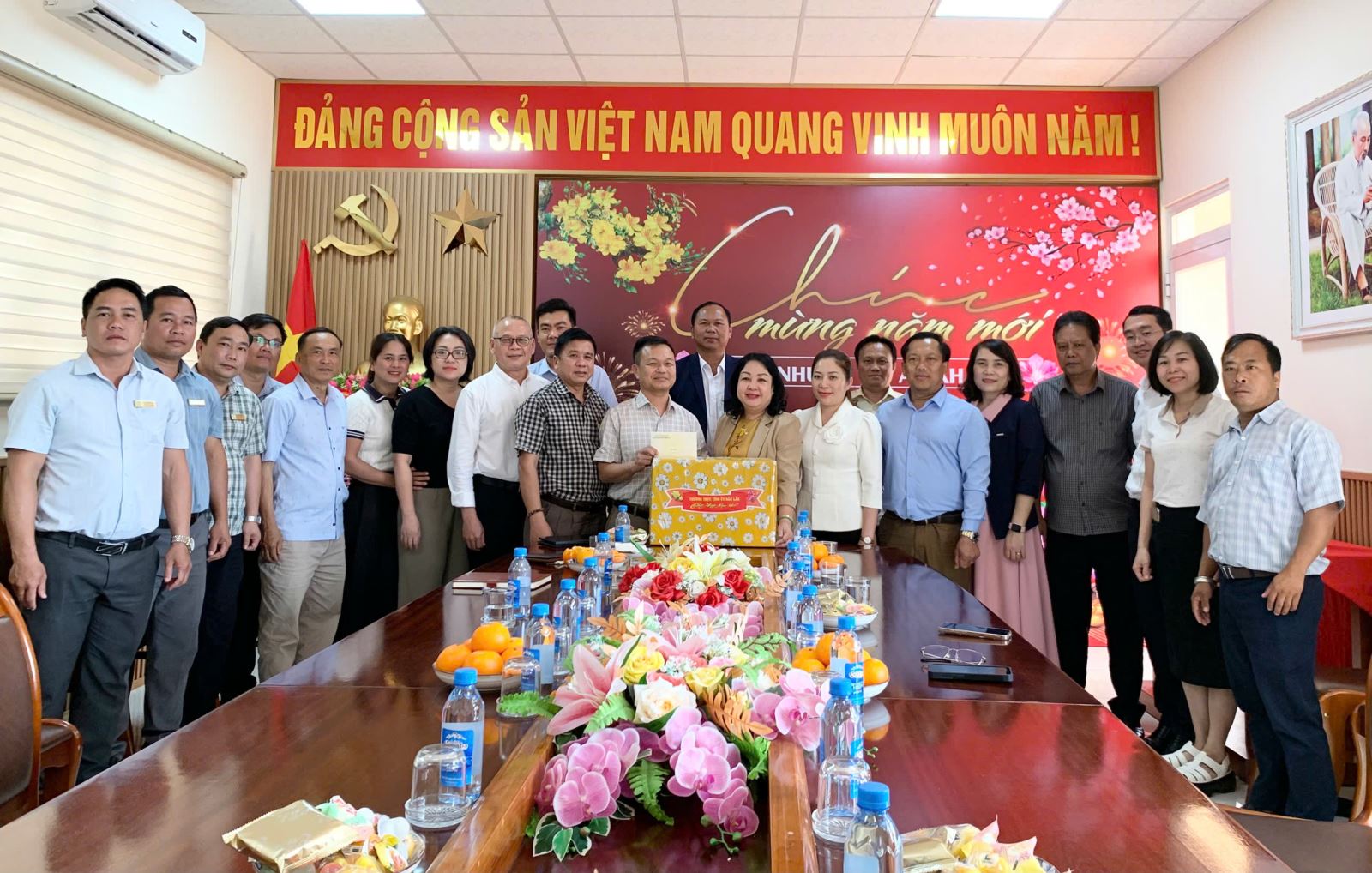 Đc Cao Thị Hòa An - PBT thường trực Đắk Lắk thăm chúc tết tặng quà TTBTXH&TE