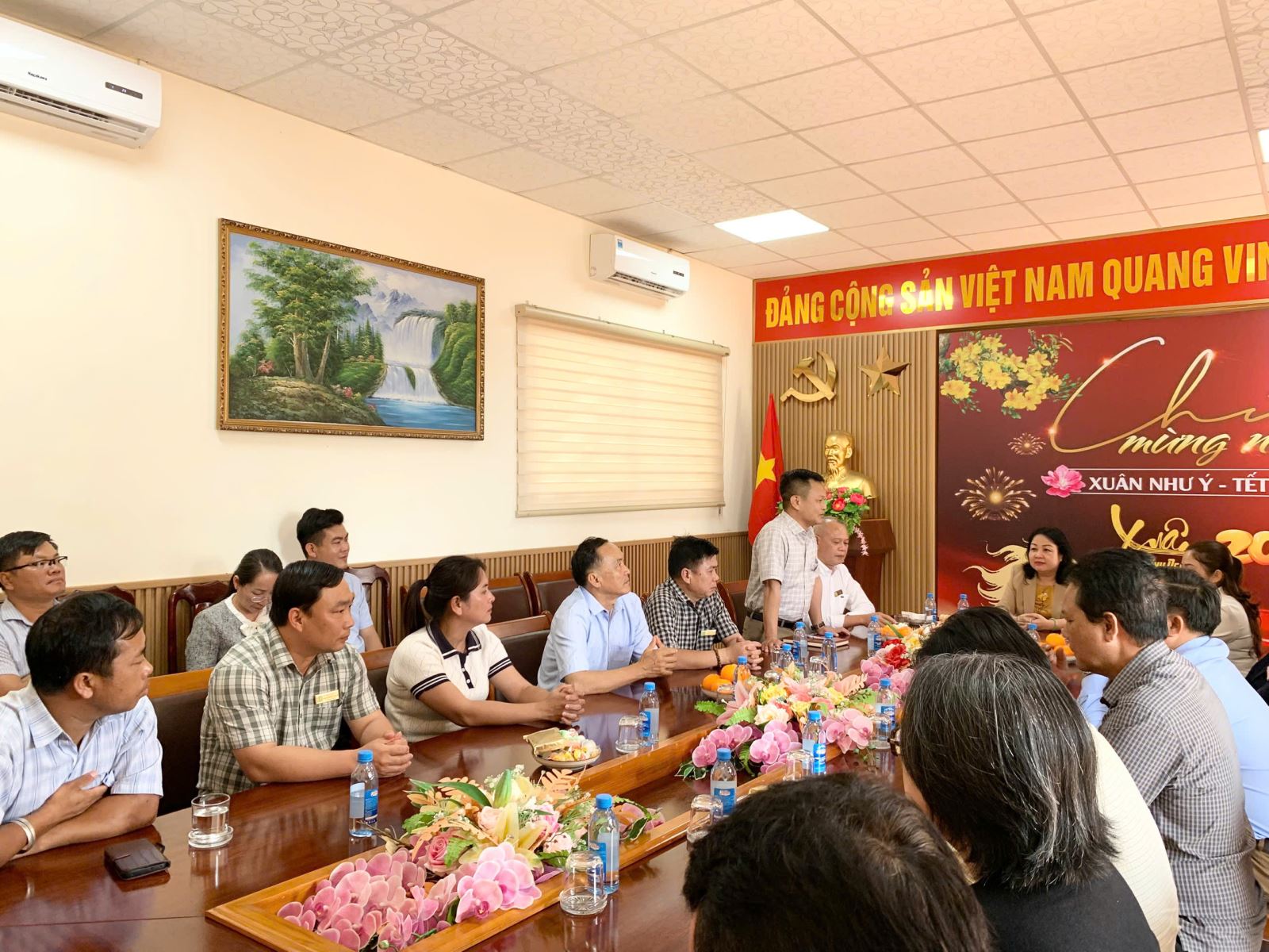 Đc Nguyễn Xuân Quý - GĐ TTBTXH&TE BC chăm lo cho các đối tượng nhân dịp tết Nguyên đán 2026