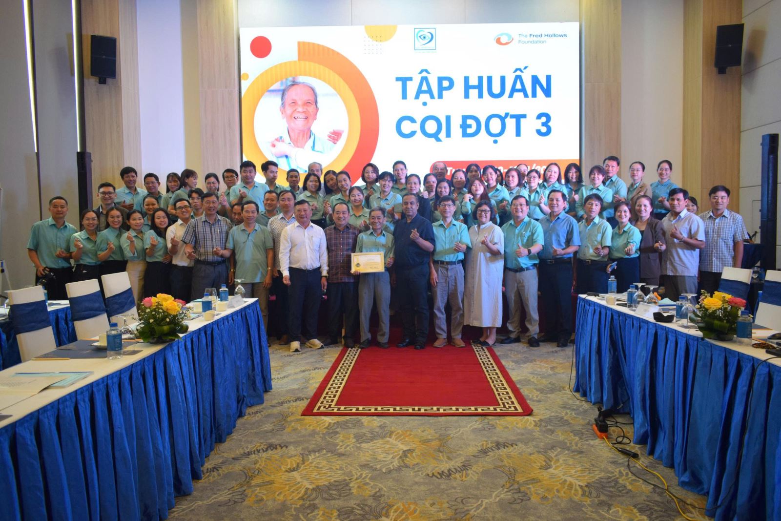 Các đại biểu chụp hình lưu niệm tại hội nghị tập huấn.