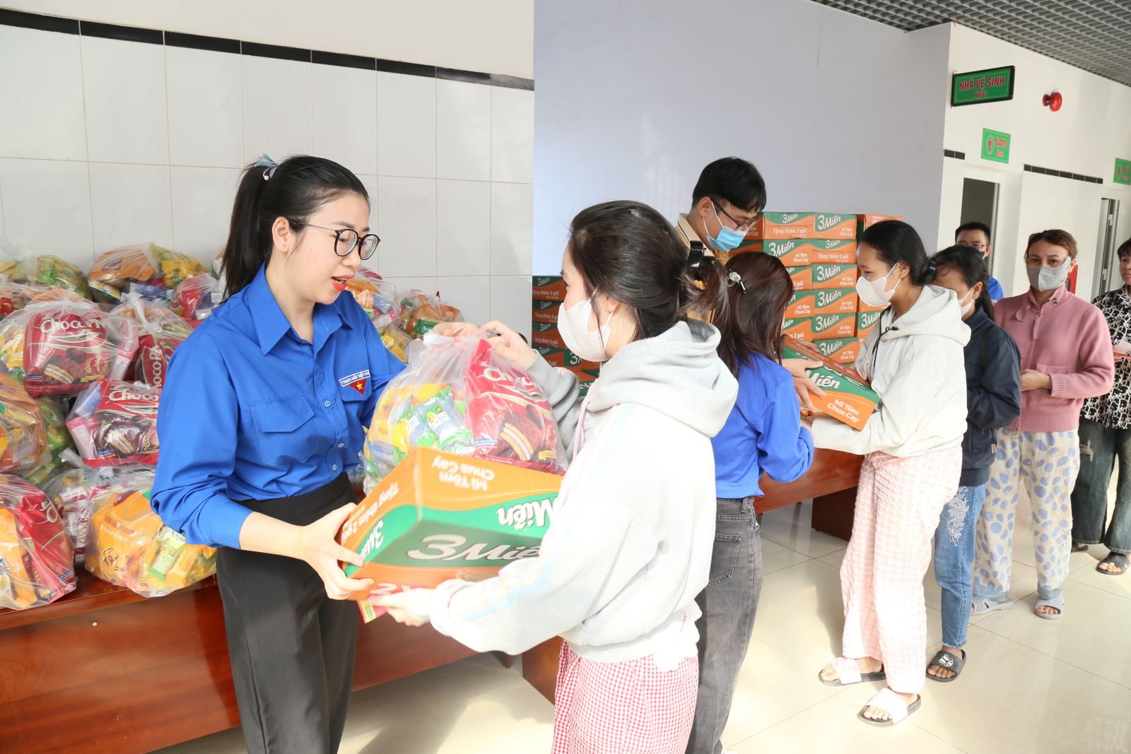 Hoạt động công tác xã hội nhằm hỗ trợ và giúp đỡ những người gặp khó khăn, bệnh tật hoặc những người kém may mắn, không có nơi nương tựa.