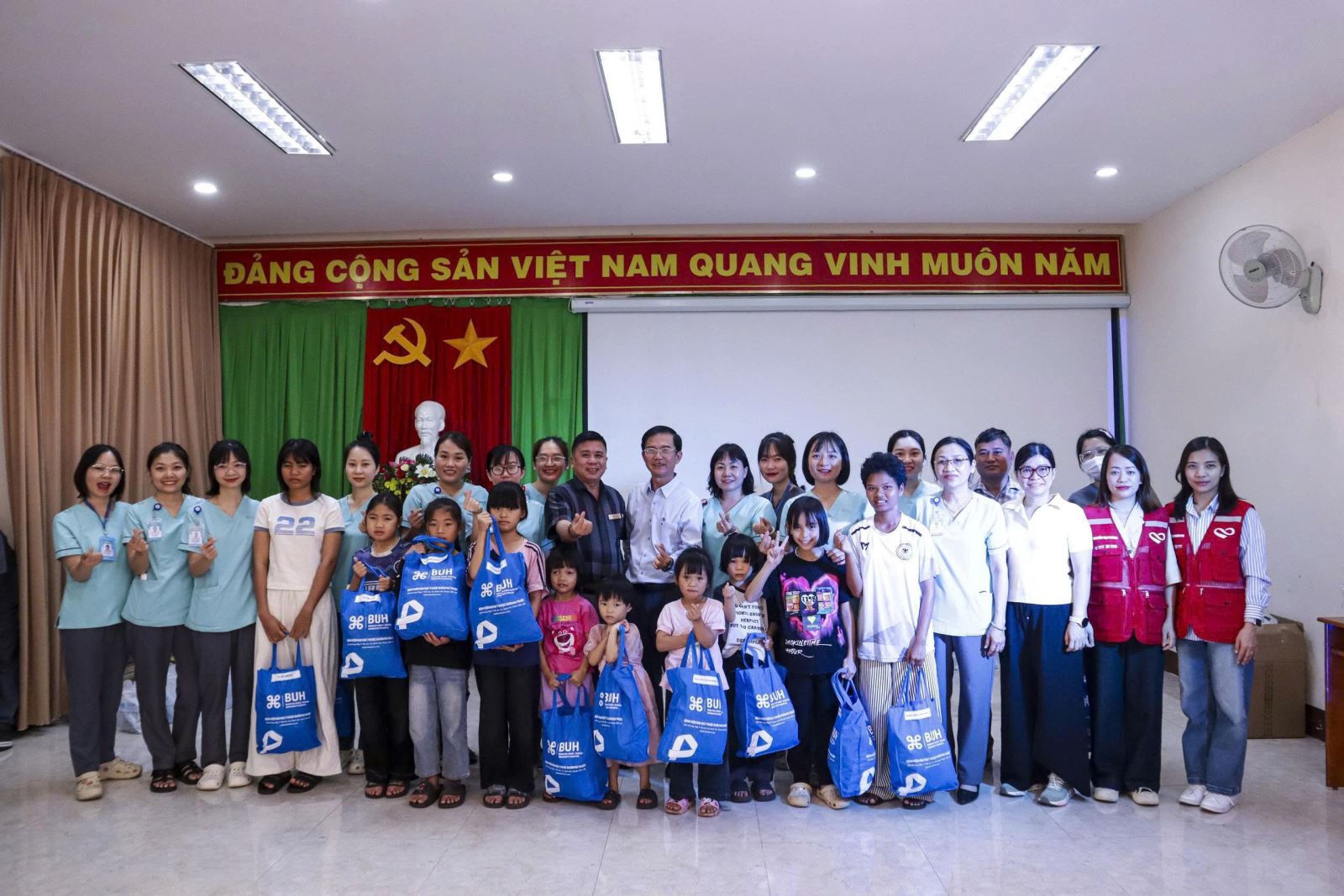 đại diện Bệnh viện Đại học Y Dược Buôn Ma Thuột, Quỹ Hạnh phúc Y Dược Buôn Ma Thuột cùng các mạnh thường quân trao tặng nhiều phần quà ý nghĩa.