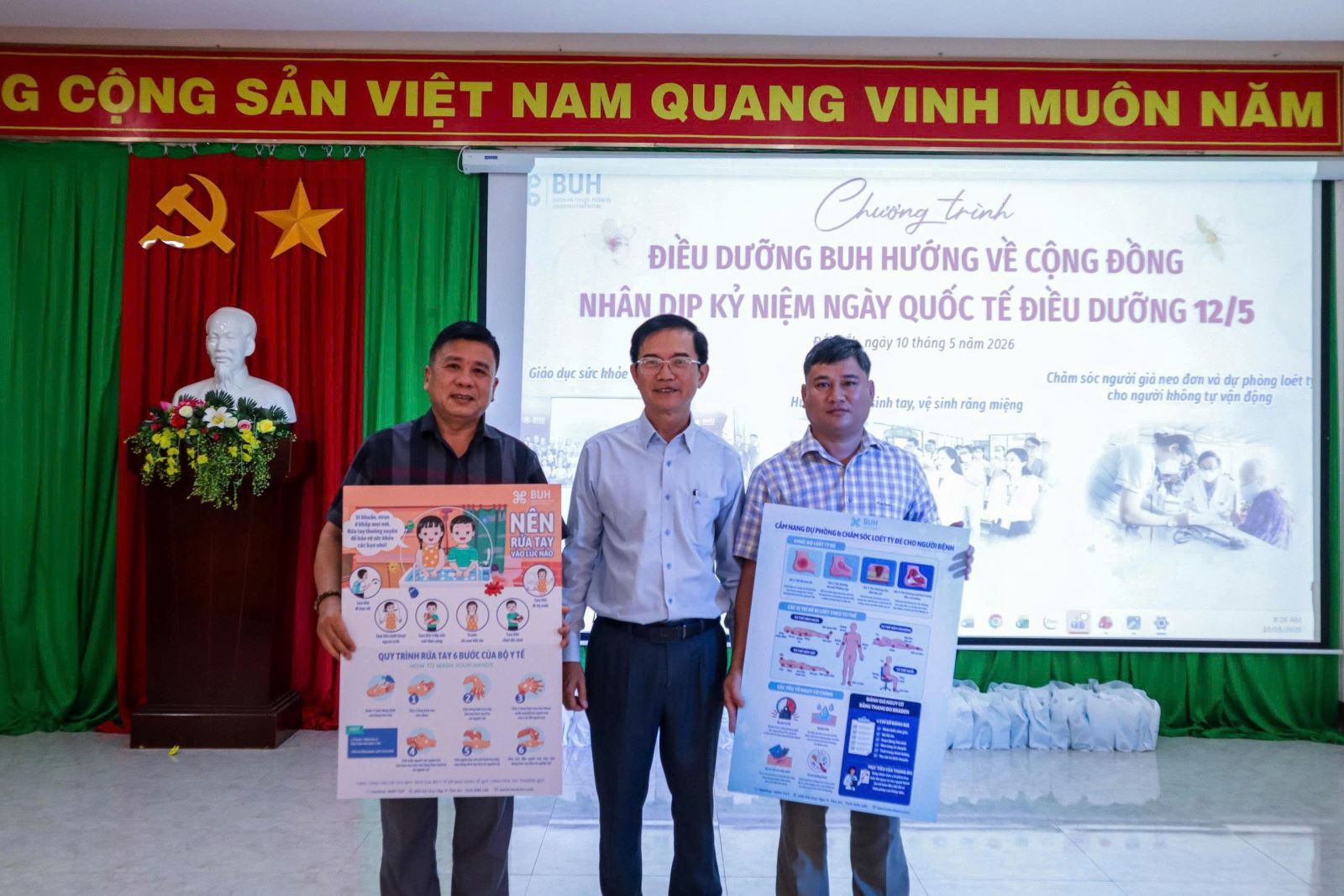Đại diện Trung tâm nhận Poster do Bệnh viện Đại học Y dược thiết kế và trao tặng.