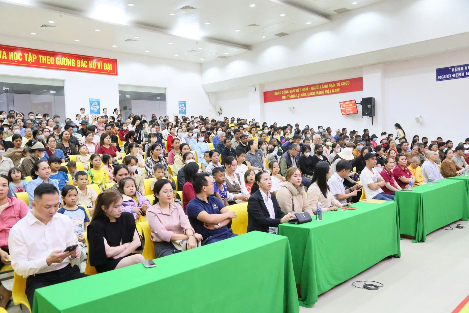 Hàng trăm bệnh nhân có hoàn cảnh khó khăn đều được Bệnh viện hỗ trợ trao quà nhằm tiếp thêm động lực để người bệnh yên tâm điều trị và sớm hồi phục sức khỏe.