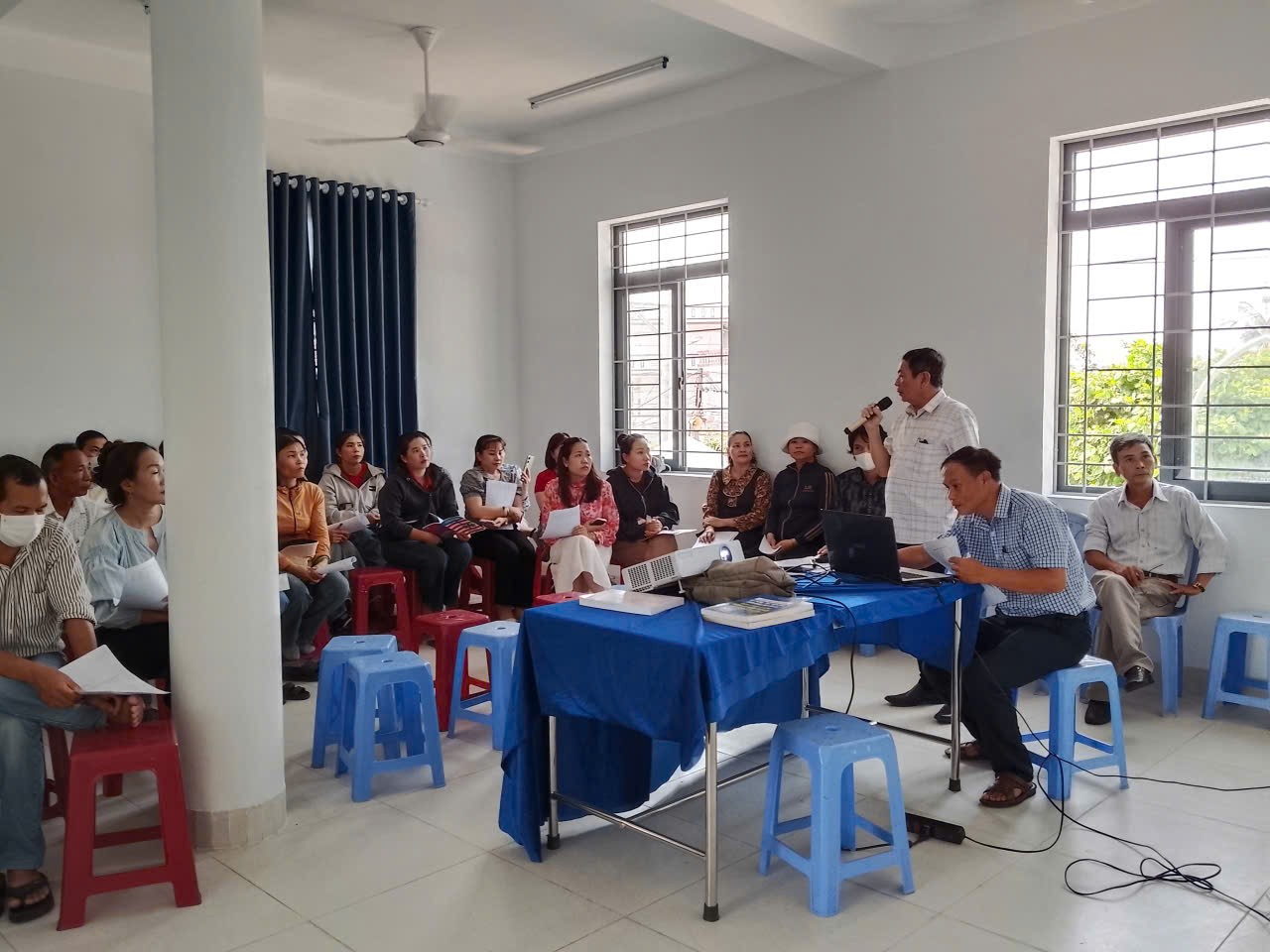 BSCKI . Nguyễn Thành Trung, Phó Giám đốc phụ trách Trung tâm Y tế Tuy An khái quát về tầm quan trọng của thực phẩm và truyền đạt nhiều nội dung quan trọng về ATTP.